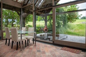 تناول الطعام بالخارج