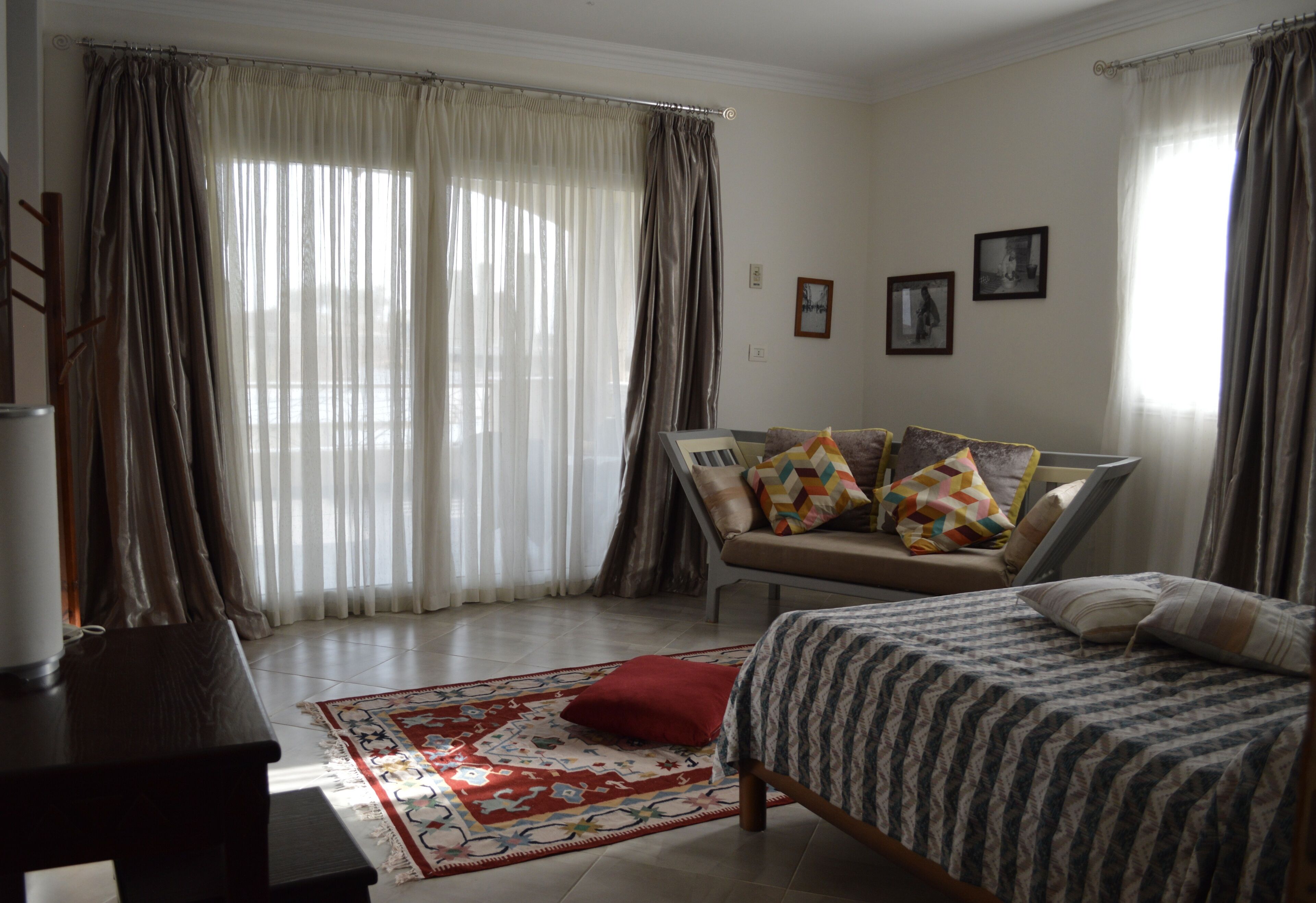 5 chambres, coffres-forts dans les chambres, bureau