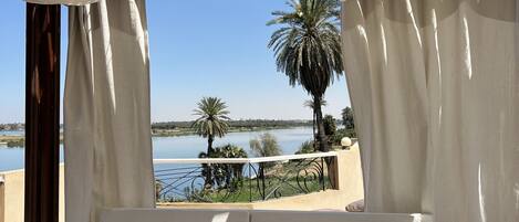 المنطقة المحيطة بالمنشأة