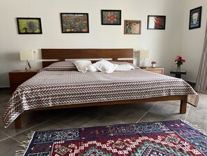 5 makuuhuonetta, tallelokero huoneessa, työpöytä, silitysrauta/-lauta