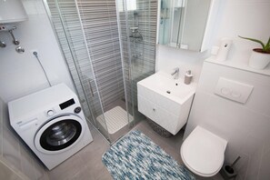 Dusche, Haartrockner, Handtücher