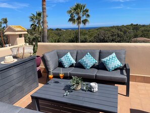 Property grounds - House with pool, garden, sea view, near the beach, free Wi-Fi, terraces, gas barbecue (Porto Petro - Mallorca)