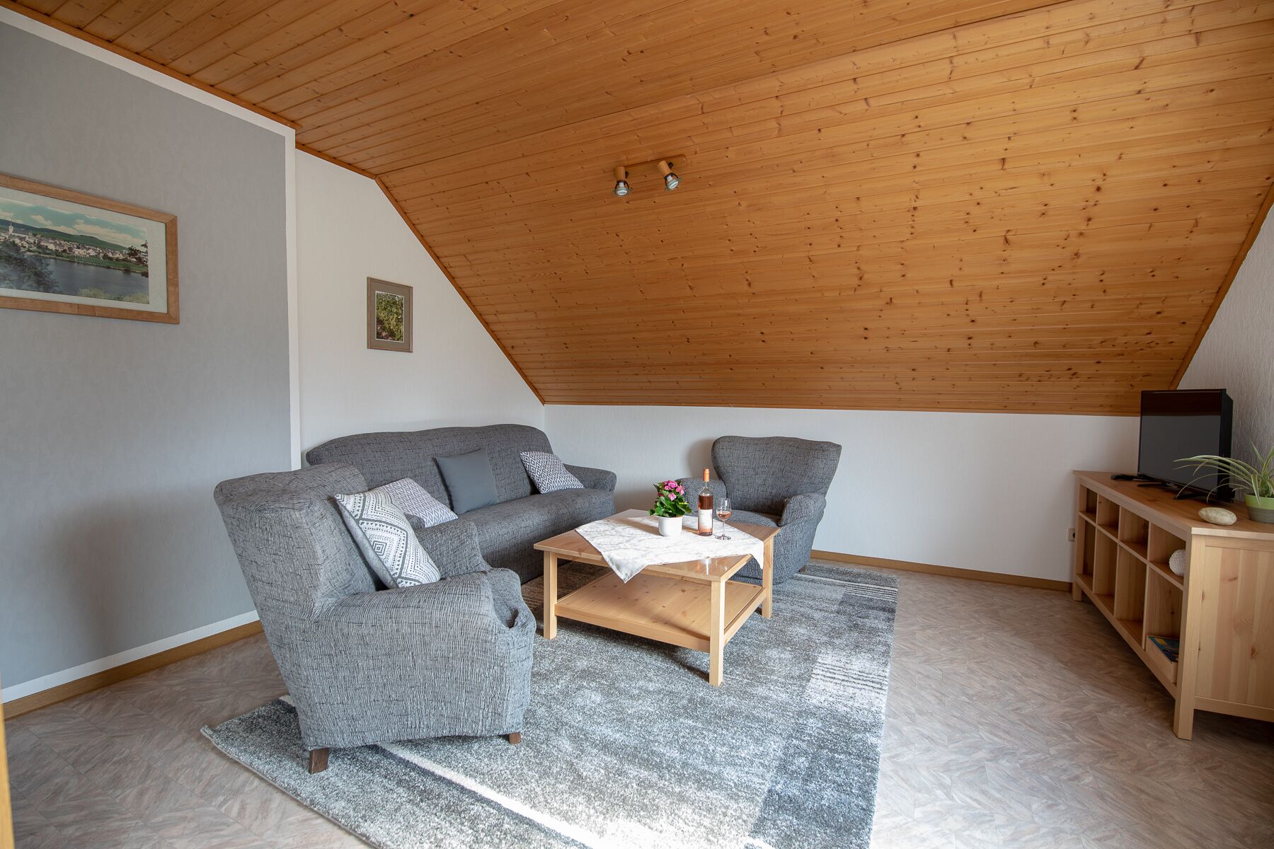 family-friendly, outdoor facility, hiking, wine yards, biking