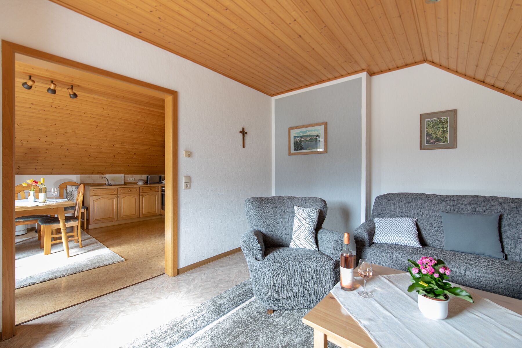 family-friendly, outdoor facility, hiking, wine yards, biking