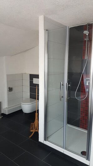 Badewanne, Haartrockner, Handtücher, Toilettenpapier