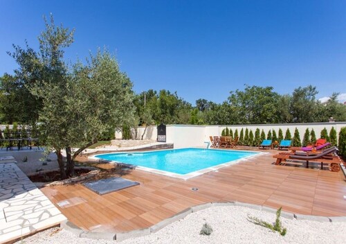  Top furnished apartment with pool near Porec 