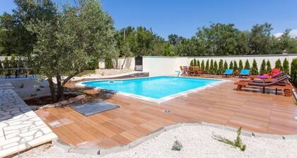 Top furnished apartment with pool near Porec