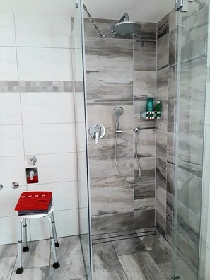 Een douche, een haardroger, handdoeken, zeep