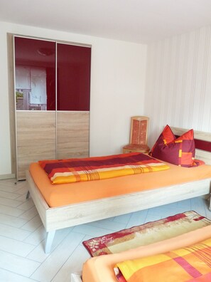 2 bedrooms, travel cot, free WiFi, bed sheets