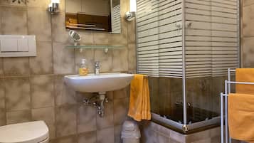 Dusche, Haartrockner, Bademäntel, Handtücher