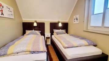 2 chambres, coffres-forts dans les chambres, lit parapluie