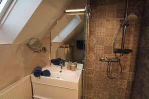 Haartrockner, Handtücher, Toilettenpapier
