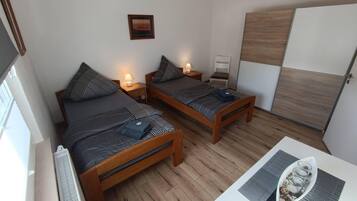 2 bedrooms, iron/ironing board, free WiFi, bed sheets