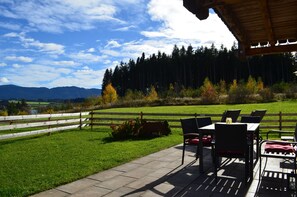 Outdoor dining - Comfortable vacation home in the Via Claudia vacation village with sauna, lake view and fireplace (Lechbruck am See)