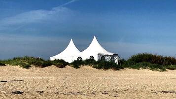 بالقرب من الشاطئ