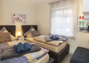 2 عدّة غرف نوم ومكواة/لوح كي وسرير سفر وواي فاي مجانًا