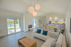 Téléviseur, foyer, jeux vidéo, table de ping-pong