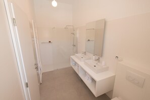 Kylpyamme, hiustenkuivaaja, pyyhkeet, saippua