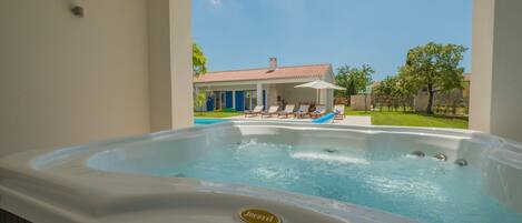 Piscine extérieure, piscine chauffée