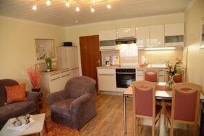 Frigorífico, microondas, horno y placa de cocina