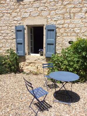 Outdoor dining - La Roubert - Charming property and large swimming pool  (Cahuzac-Sur-Vère)