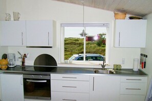 JÀÀkaappi, uuni, liesi, kahvin-/teenkeitin