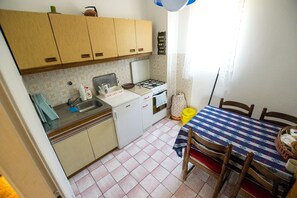 Kühlschrank, Ofen, Herdplatte, Kochgeschirr/Geschirr/Besteck