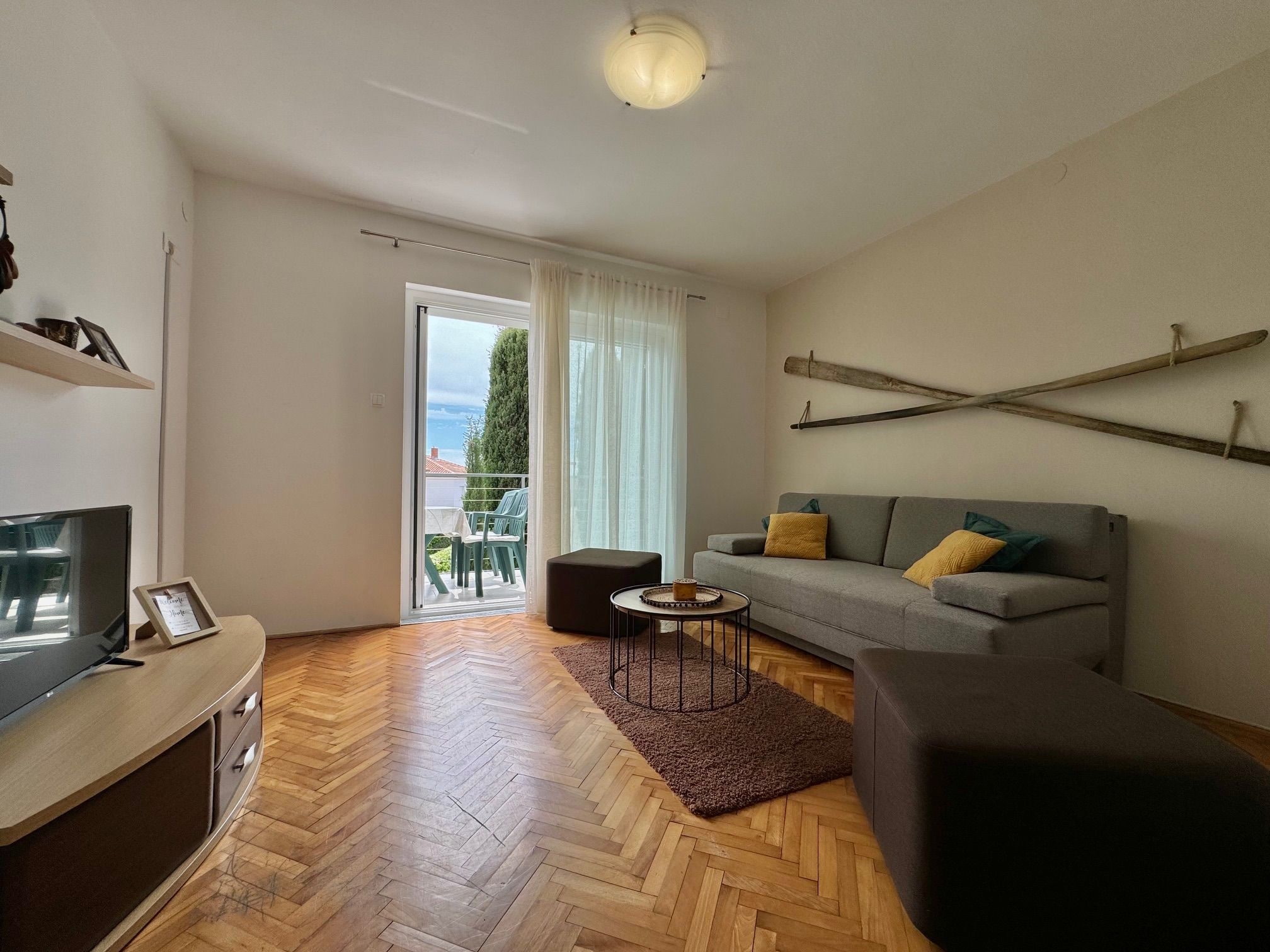 Ein modernes Wohnzimmer mit einer Couch, einem Couchtisch und einem Fernseher.
