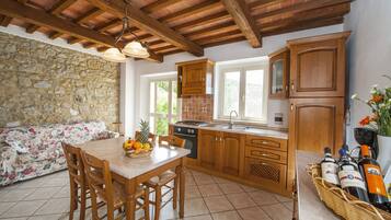 Frigorifero, forno, piano cottura, macchina per tè/caffè