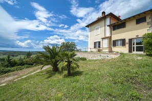 Unclassified image, 4 of 6, button