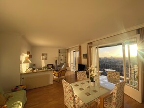 TV, stereo - APARTMENT PARIS MONTMARTRE, Exceptional view. (Paris)