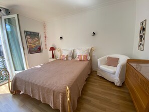 2 slaapkamers, een bureau, een strijkplank/strijkijzer, gratis wifi