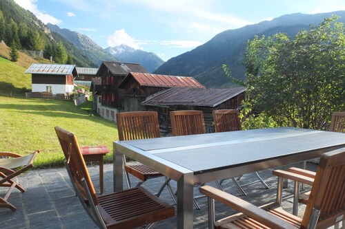 MODERNES URSPRÜNGLICHES CHALET AN BESTER LAGE Nähe Disentis und Sedrun