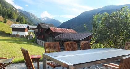 MODERNES URSPRÜNGLICHES CHALET AN BESTER LAGE Nähe Disentis und Sedrun