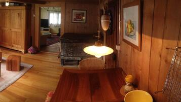 Télévision, cheminée, console de jeux vidéo, lecteur de DVD