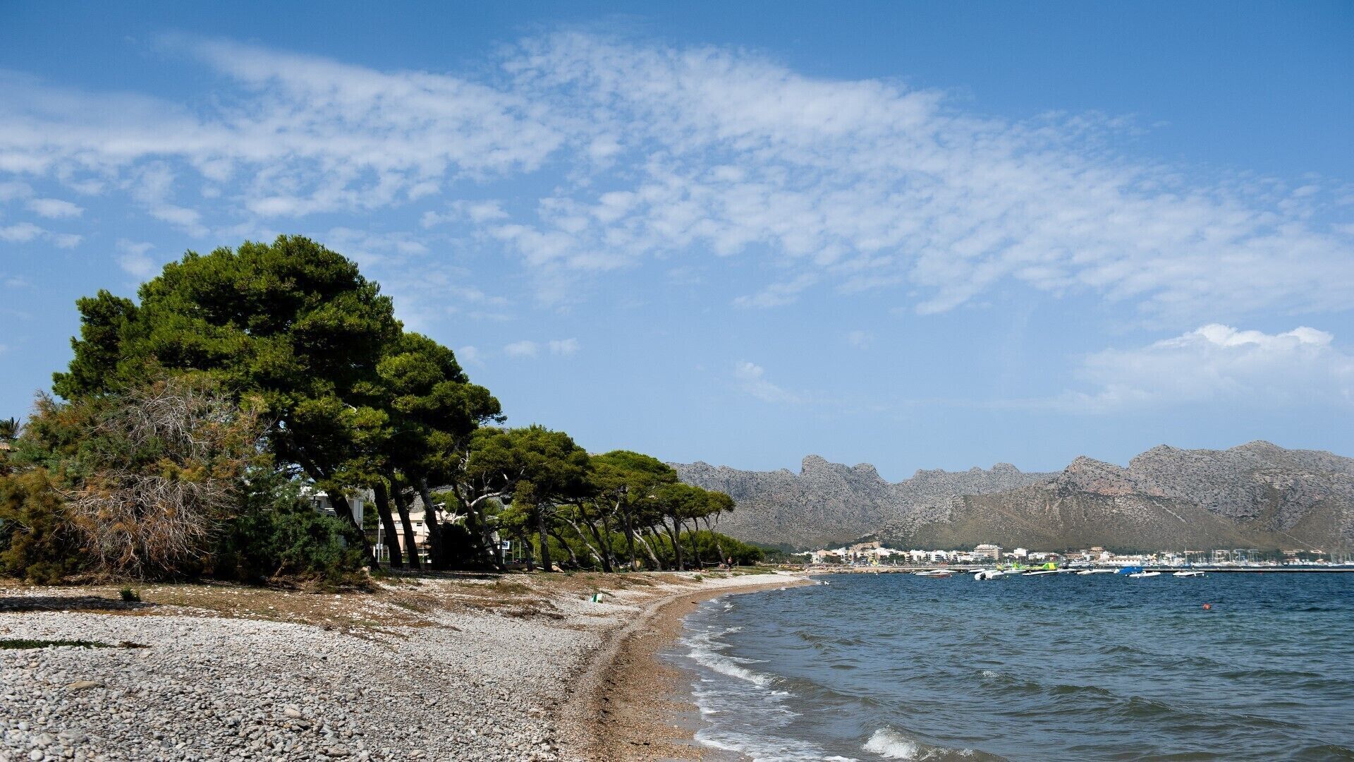 Beach nearby, sun-loungers