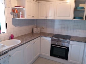 Refrigerador, microondas, horno, placa de cocina