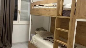 2 dormitorios, escritorio, tabla de planchar con plancha y wifi gratis