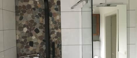 Douche, séchoir à cheveux, serviettes fournies
