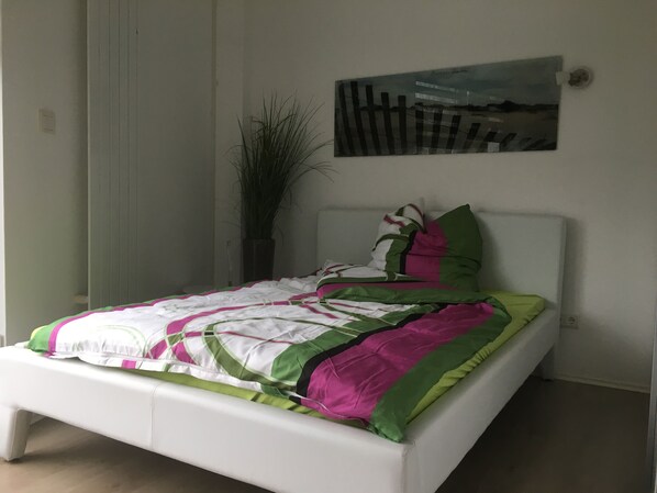 1 bedroom, desk, internet, bed sheets