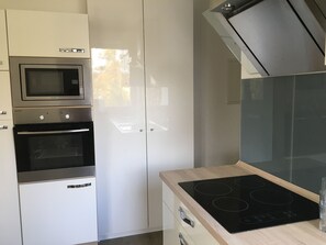Fridge, microwave, oven, stovetop - State-of-the-art 2 room apartment  (Remscheid)
