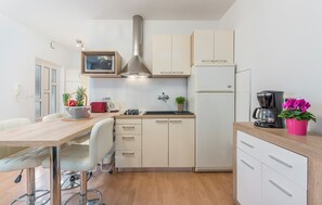 ثلاجة، ميكروويف، ماكينة لصنع القهوة/الشاي، محمصة خبز