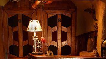 Une pièce chaleureuse avec un meuble en bois, une horloge et une lampe.