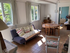 Fernseher, Kamin, Musikbibliothek