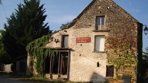 Ein Steinhaus mit einem Schild, auf dem "Le Moulin à Haile" steht.