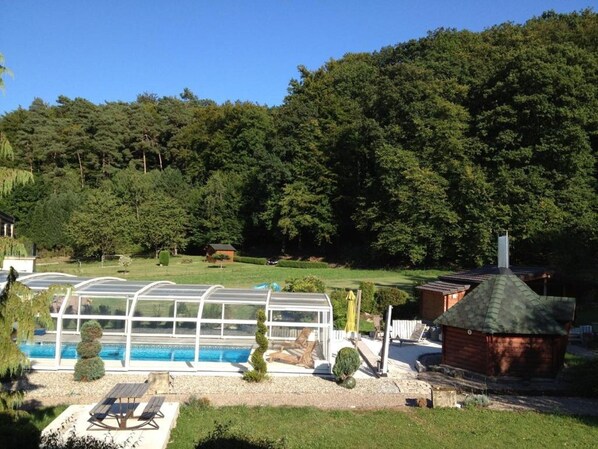 Piscina coperta, lettini