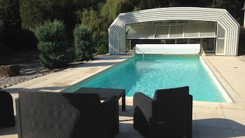 Een binnenzwembad en ligstoelen