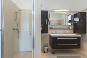Dusche, Haartrockner, Bidet, Handtücher