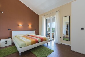 4 chambres, coffre-fort, fer et planche à repasser, lit de bébé portatif
