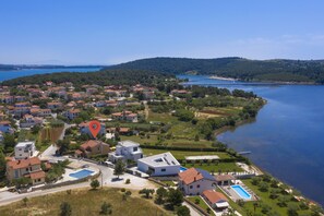 Exterior - Luxury villa with heated pool by the sea in a quiet area (Pula - Pomer)